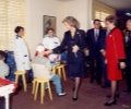 Su Majestad la Reina saludando a un niño de la Residencia