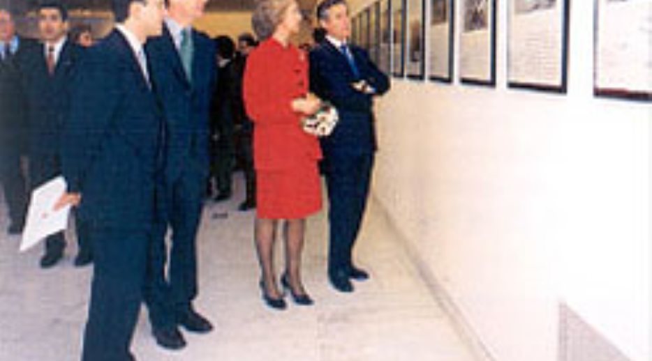S.M. la Reina durante la inauguración de la exposición fotográfica