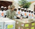 S.M. la Reina examina las cajas de ayuda enviada por la Agencia Española de Cooperación Internacional para el campo de refugiados de Ngara (Tanzania)