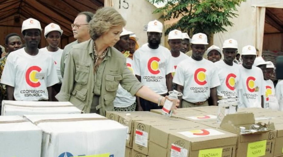 S.M. la Reina examina las cajas de ayuda enviada por la Agencia Española de Cooperación Internacional para el campo de refugiados de Ngara (Tanzania)