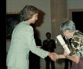 Su Majestad la Reina saludando a una de las personas premiadas