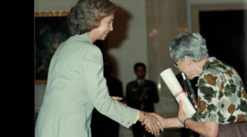 Su Majestad la Reina saludando a una de las personas premiadas