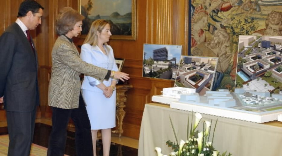 S.M. la Reina muestra a la Ministra de Sanidad y Consumo, A. Pastor y al Ministro de Trabajo y Asuntos Sociales, E.Zaplana, la maqueta del Centro