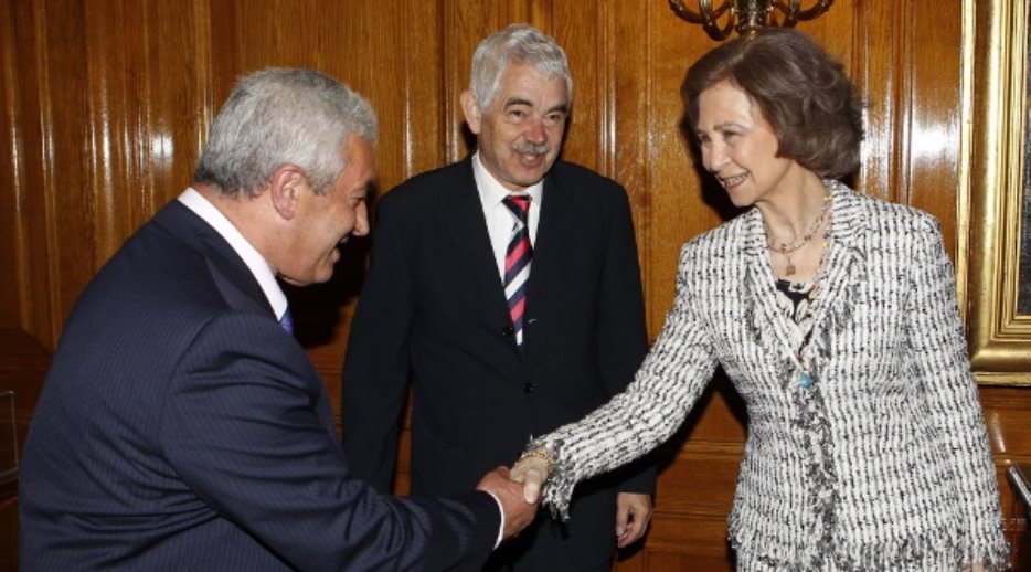 Doña Sofía recibe el saludo de Bertino Velasco, en presencia de Pasqual Maragall