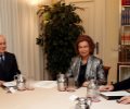 Su Majestad la Reina Doña Sofía durante la reunión de la Fundación Reina Sofía, acompañada por el vicepresidente de la Fundación Reina Sofía, Domin...