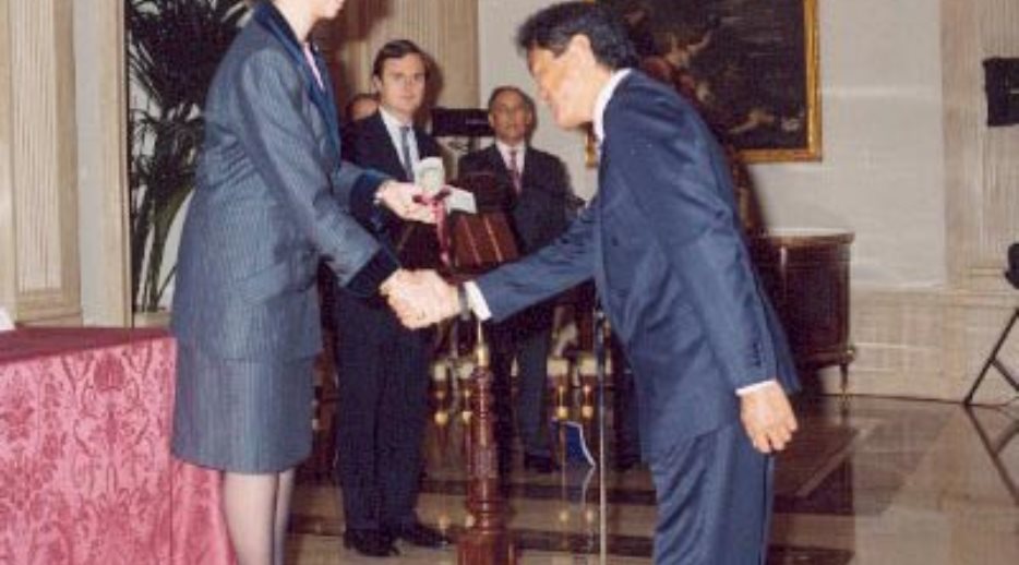 Su Majestad la Reina entregando uno de los premios