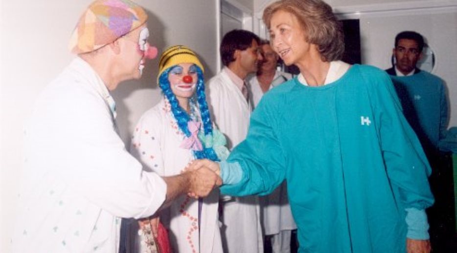 Su Majestad la Reina durante la visita a la Unidad Oncológica Infantil