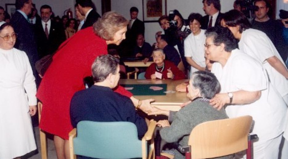 Su Majestad la Reina saludando a los ancianos de la Residencia