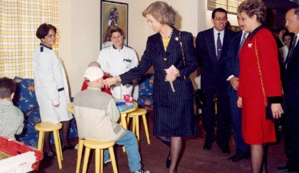 Su Majestad la Reina saludando a un niño de la Residencia