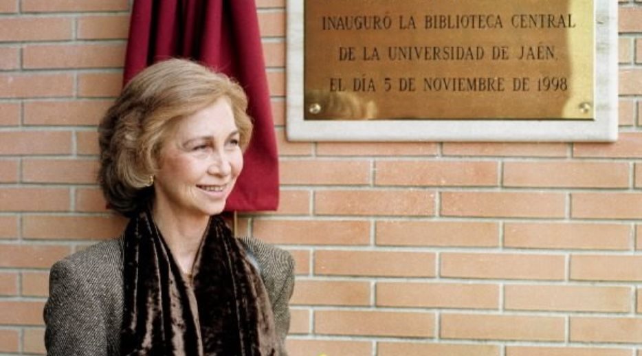 S.M. la Reina descubre la placa conmemorativa de la inauguración de la Biblioteca Central de la Universidad de Jaén