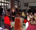 S.M. la Reina conversa con unos alumnos del Colegio de la Sagrada Familia de Úbeda, durante la visita que realizó a este centro educativo