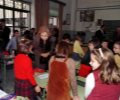 S.M. la Reina conversa con unos alumnos del Colegio de la Sagrada Familia de Úbeda, durante la visita que realizó a este centro educativo