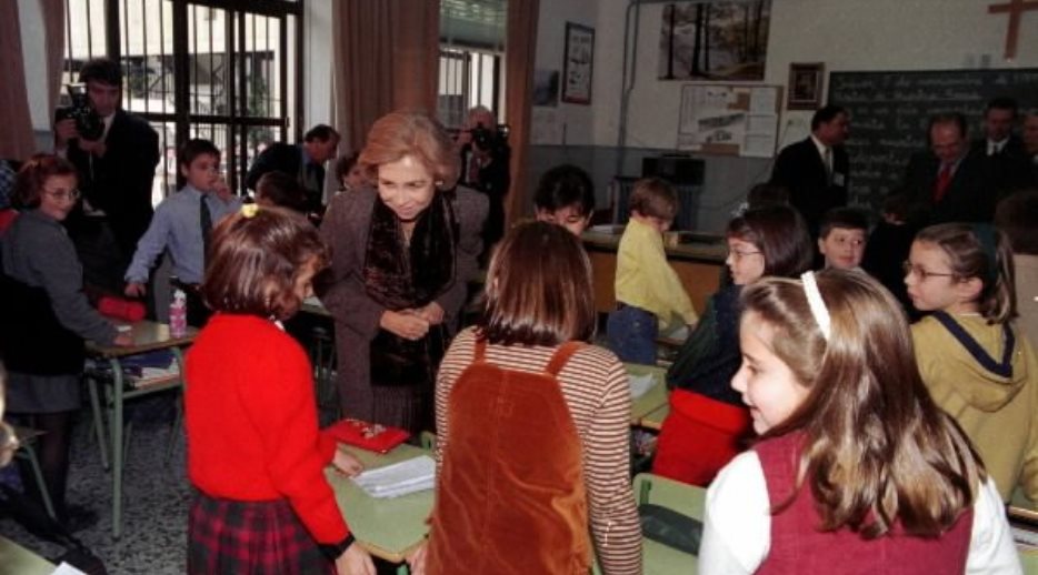 S.M. la Reina conversa con unos alumnos del Colegio de la Sagrada Familia de Úbeda, durante la visita que realizó a este centro educativo