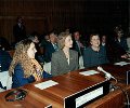 Su Majestad la Reina durante la Mesa Redonda junto a otras participantes