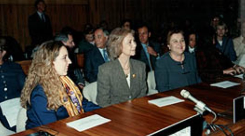 Su Majestad la Reina durante la Mesa Redonda junto a otras participantes