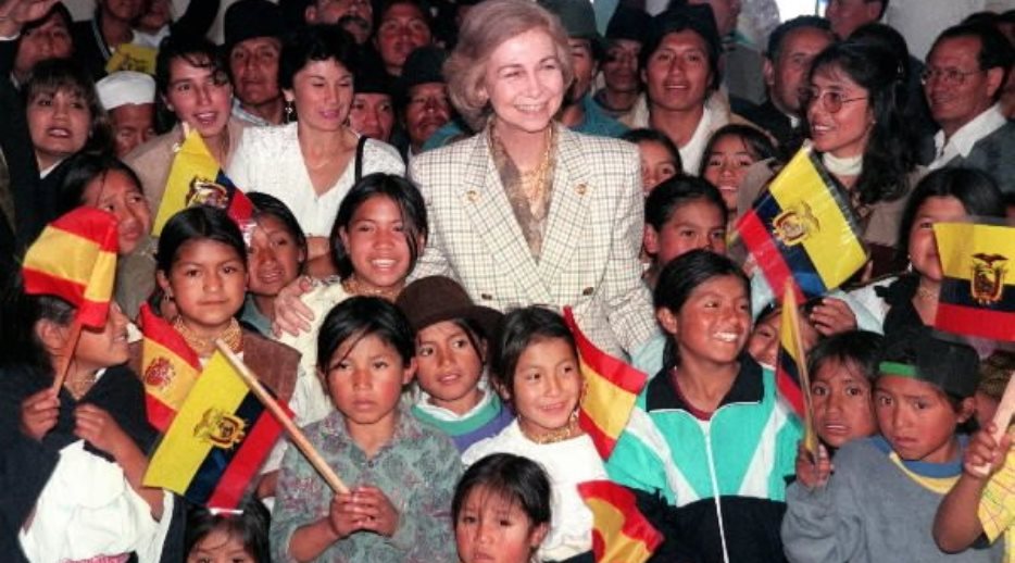 S.M la Reina durante su visita de carácter humanitario a Perú y Ecuador con un grupo de niños en la población de Riobamba