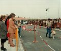 Su Majestad la Reina contemplando una exhibición de los perros-guía