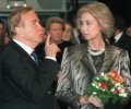 S.M. la Reina conversa con Franco Zeffirelli, director de 'Un té con Mussolini'