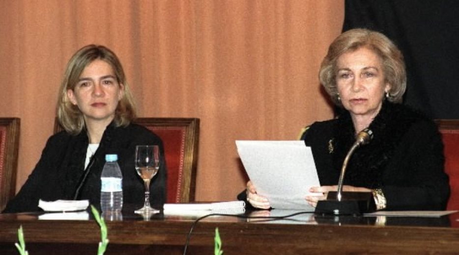 S.M. la Reina, acompañada por S.A.R. la Infanta Doña Cristina, durante la inauguración del I Foro Internacional de Microcrédito
