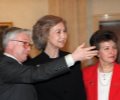 S.M. la Reina, con dos de los galardonados con el premio