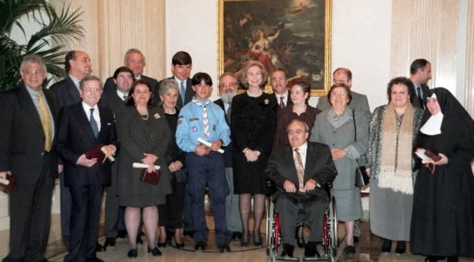 S.M. la Reina, junto a los galardonados con las Medallas de la Orden Civil de la Solidaridad Social, y que Doña Sofía ha entregado