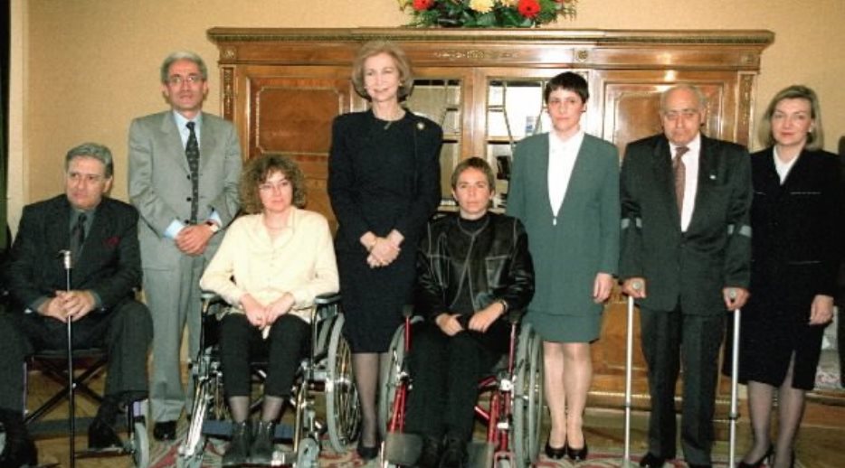 S.M. la Reina, junto a miembros del Real Patronato de Prevención y de Atención a Personas con Minusvalía, tras recoger el Premio de la Fundación GIMM