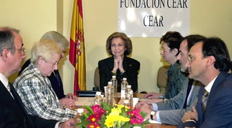 S.M. la Reina, durante la reunión que ha presidido tras inaugurar la nueva sede del Consejo Español de Ayuda al Refugiado