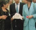 S.M. la Reina, observa uno de los trabajos que se muestran en la III Feria Internacional de la Mujer Rural