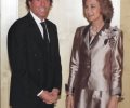 S.M. la Reina, con Julio Iglesias al término de su actuación en un recital benéfico en favor de la Fundación Reina Sofía