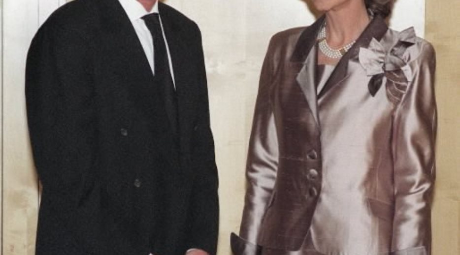 S.M. la Reina, con Julio Iglesias al término de su actuación en un recital benéfico en favor de la Fundación Reina Sofía