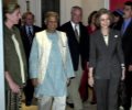 S.M. la Reina, acompañada por S.A.R. la Infanta Doña Cristina y por Muhammad Yunus, Premio Príncipe de Asturias de la Concordia 1998