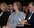 S.M. la Reina, junto con S.A.R. la Infanta Doña Cristina y el presidente del BID durante la Sesión Plenaria del Foro Internacional