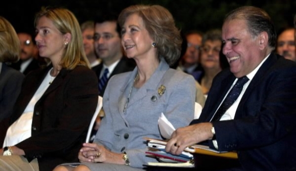 S.M. la Reina, junto con S.A.R. la Infanta Doña Cristina y el presidente del BID durante la Sesión Plenaria del Foro Internacional