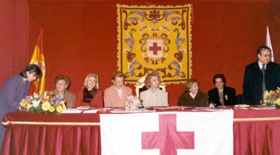 S.M. la Reina preside la Mesa Principal de la Fiesta de la Banderita, a beneficio de la Cruz Roja, en la Carrera de San Jerónimo
