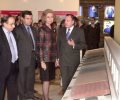 El alcalde de Madrid, José María Álvarez del Manzano, muestra a S.M. la Reina detalles de la exposición