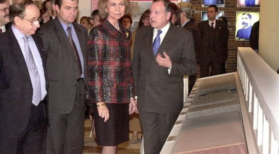 El alcalde de Madrid, José María Álvarez del Manzano, muestra a S.M. la Reina detalles de la exposición