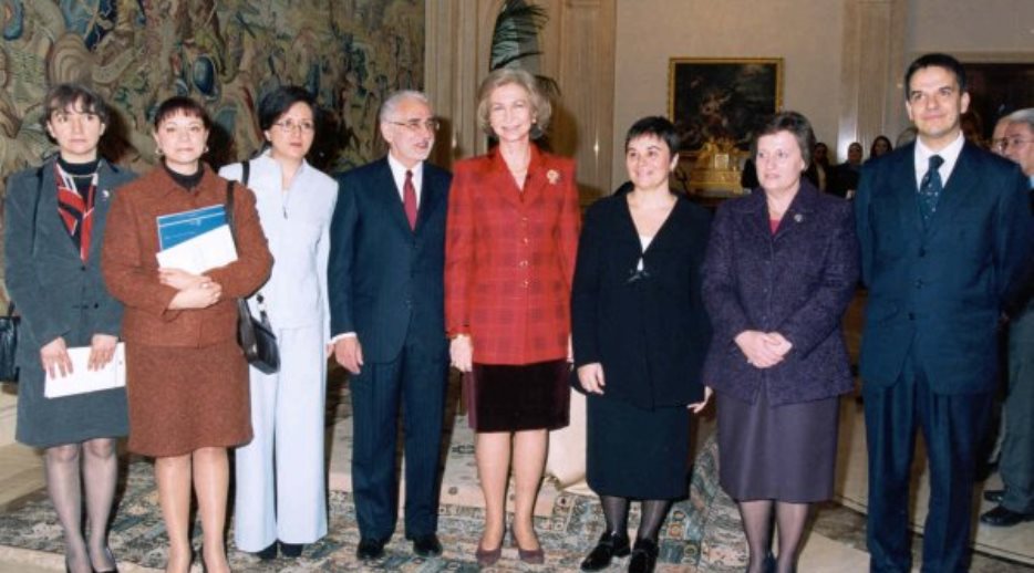 S.M. la Reina, junto a los galardonados con los 'Premios Reina Sofia 2000' de Investigación sobre Prevención de las Deficiencias