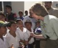 S. M. la Reina saluda a un grupo de niños durante la visita