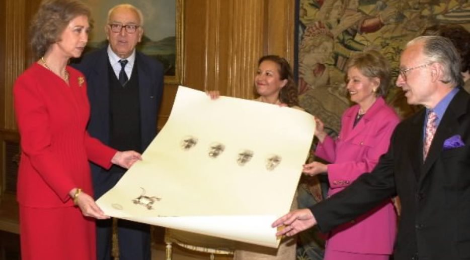 S.M. la Reina, Presidenta de Honor de UNICEF, recibe una litografía conmemorativa del concierto homenaje a Joaquín Rodrigo