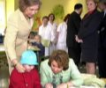 S.M. la Reina y S.A.R. la Gran Duquesa de Luxemburgo, en uno de los pabellones del Hospital