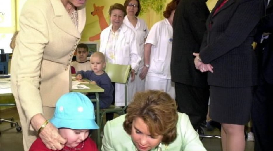 S.M. la Reina y S.A.R. la Gran Duquesa de Luxemburgo, en uno de los pabellones del Hospital