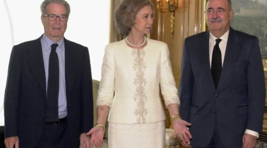 S.M. la Reina recibió en audiencia a J. García Quirós y A. Garrigues Walker, presidentes entrante y saliente, de la Asociación