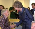 S.M la Reina saluda a una de las ancianas acogidas en el Centro de Atención a Mayores 'Reina Sofia' de la Cruz Roja