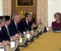 S.M. la Reina, junto con Adolfo Suárez, presidente de la Fundación CEAR, y directivos de la CAM, durante la reunión de la Fundación