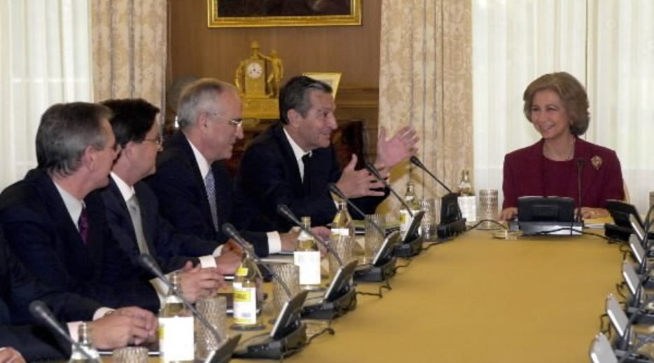 S.M. la Reina, junto con Adolfo Suárez, presidente de la Fundación CEAR, y directivos de la CAM, durante la reunión de la Fundación