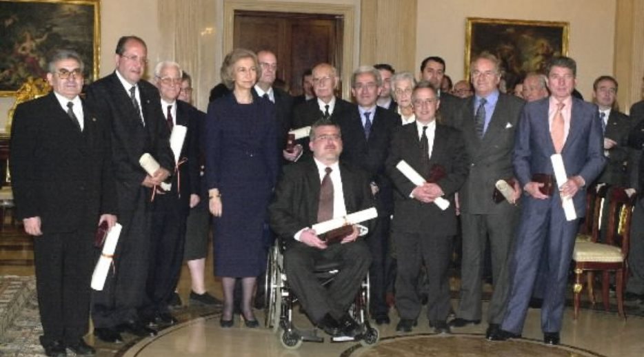 S.M. la Reina, con los premiados con las medallas de las Órdenes Civiles de la Solidaridad Social