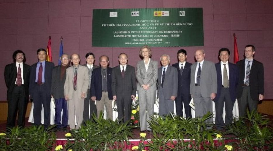 S.M. la Reina, durante el acto de presentación de un diccionario destinado a facilitar la conservación del medio ambiente en Vietnam