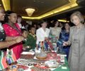 S.M. la Reina visita la mesa de Sudáfrica, durante su asistencia a la inauguración de la Kermés de la Asociación de Damas Diplomáticas