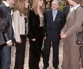 S.M. la Reina, Presidenta de Honor de la FAD, conversa con Alejandro, Natalia y Gisela participantes de 'Operación Triunfo'