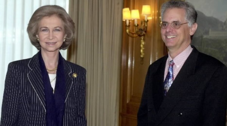 S.M. la Reina, con el director de la Campaña de la Cumbre del Microcrédito, Sam Daley-Harris, durante la Audiencia concedida por Doña Sofía